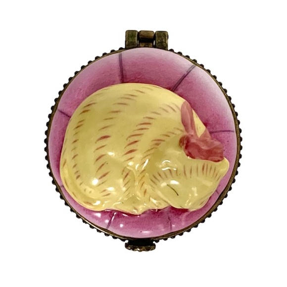 VINTAGE PORCELAIN SLEEPING CAT ON PILLOW HINGED TRINKET BOX - Picture 7 of 10